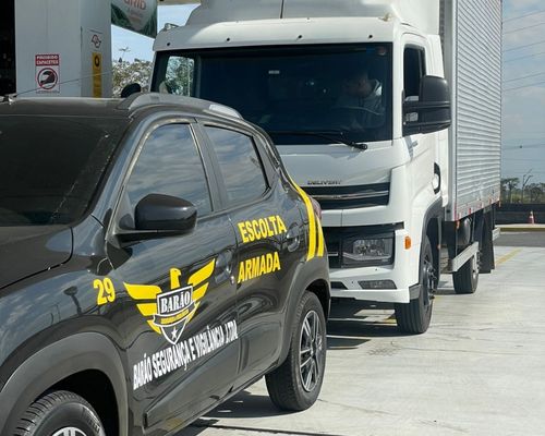 Veículo da Barão Segurança em operação de escolta com caminhão monitorado, representando o serviço de rastreamento veicular e proteção de cargas em trânsito.