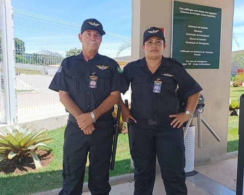 Dois vigilantes uniformizados da Barão Segurança em serviço de segurança patrimonial em posto fixo, atuando com presença e prevenção em ambiente empresarial.